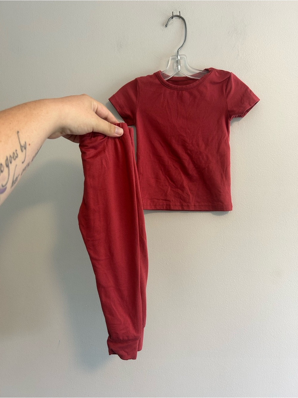 Tahari 18m red 2pc matching set of short sleeve T-shirt and leggings